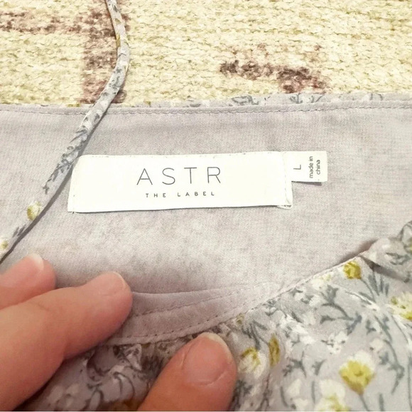 ASTR The Label• Purple floral ruffle blouse size large - Picture 9 of 12